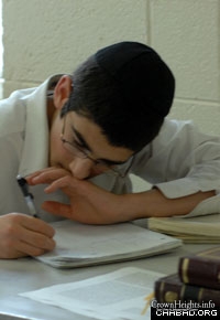 Student in Detroit works on a scholarly article. (Photo: Lubavitch Archives)