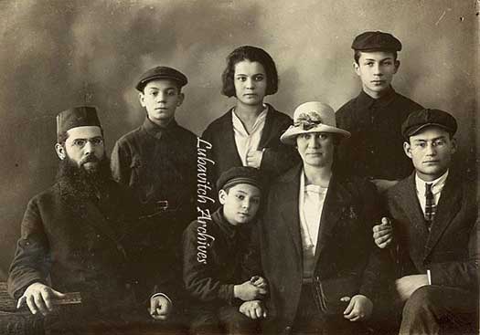 Rabbi Yosef Bogatin, wife Soshe Bogatin, little boy Chaim Bogatin, on the far right Shneur Zalman Bogatin, top Right - Tzvi Hirsh Bogatin, Left above the Rabbi - Noach Bogatin.