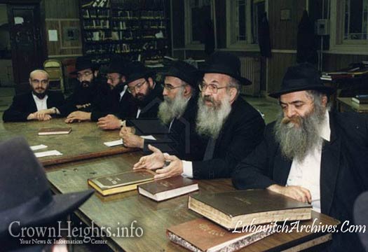 The Hanhalah meet with with Kevutzah Bochurim, circa 1993. Pictured [L-R] R’ Yaakov Goldberg, R’ Yitzchok Goldberg, R’ YY Wilshansky, R’ Kuti Rapp, R’ Dovid Raskin, R’ Yankel Katz and R’ Shlomo Zarchi.