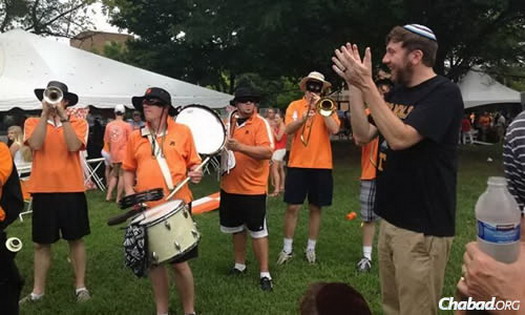 Pre-game fun and entertainment for Jewish Vols fans.