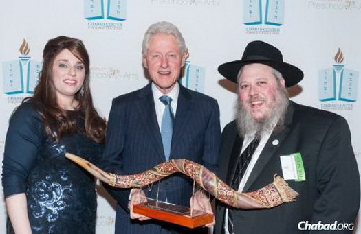 Clinton with head of school Sarah Rotenstreich and Rabbi Naftali Rotenstreich, executive director of the Chabad Center for Jewish Discovery.