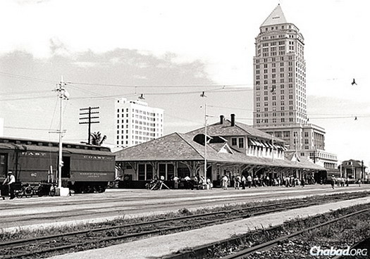 In 1960, the Florida East Coast Railway station, with the Dade County Courthouse in the background, was still a very busy place. 