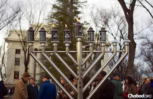 The sixth night of Chanukah, with the county courthouse in the background. (Photo: MakingASceneProductions.com)