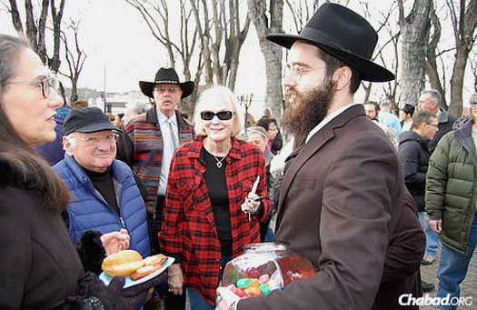 “We were a bit overwhelmed with the number of people who came,” acknowledged the rabbi. Bracha Filler noted that when her husband recited the blessing, she marveled at how everyone joined in, adding that she “got really emotional.” (Photo: Stan Katz)