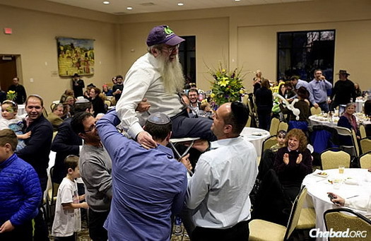 A Jewish tradition at a joyous occasion. (Photo: Scott Romer Photography)