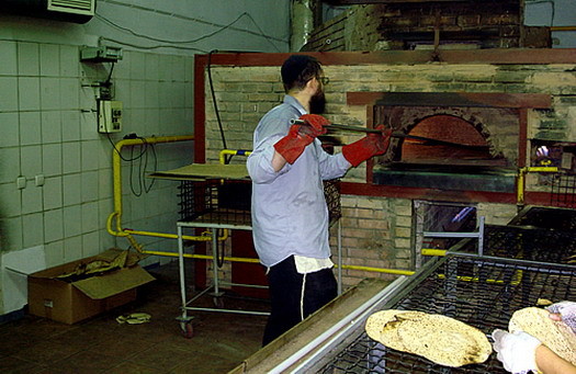 Baking matzahs … those who work the ovens need great skill, as in the other production processes, and are particularly careful around such extreme heat.