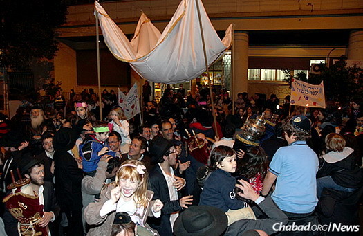 The street in front of Wolfsohn was shut down for a recent Torah-completion ceremony, with parents, students and congregants dancing on the Belgrano road as they made their way into the synagogue.