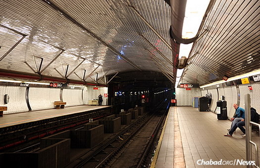 The interior of the Roosevelt Island subway station. 