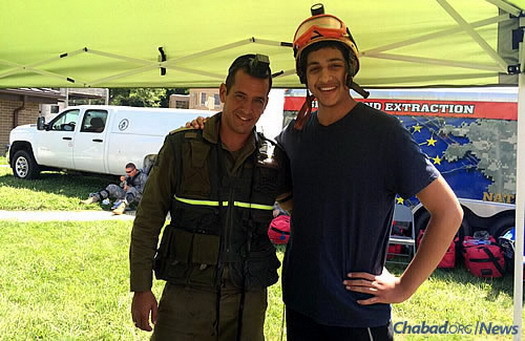 Yosef Yitzchak Chincholker, right, with an Israeli soldier.