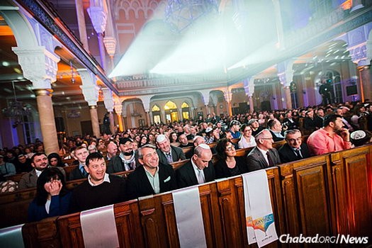 The majestic St. Petersburg Grand Choral Synagogue was transformed into a concert hall for a Chanukah performance by Jewish music star Avraham Fried.