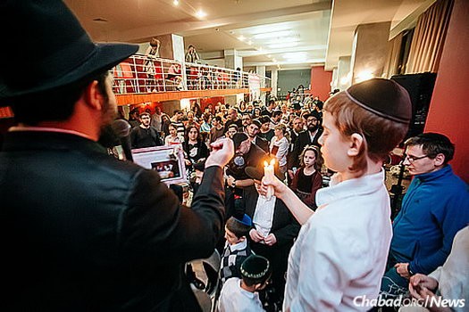 The havdalah ceremony marking the conclusion of Shabbat being performed at a Shabbaton for the St. Petersburg Jewish community in honor of 19 Kislev.