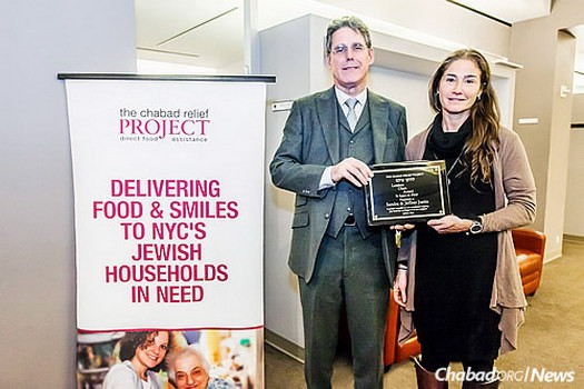 Longtime volunteers Jeffrey and Sandra Justin received the Chabad Relief Project’s “Letaken Olam” award on Tuesday night, instituted this year to a Jewish Manhattanite or couple for their efforts in fighting food insecurity.