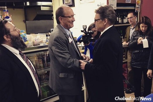 Former Republican candidate Rick Perry, right, with Iowans at the Maccabbi Deli.