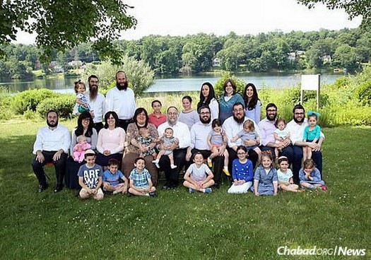 Rabbi Yosef and Shiffy Landa and family, gathered for the couple's 35th anniversary.