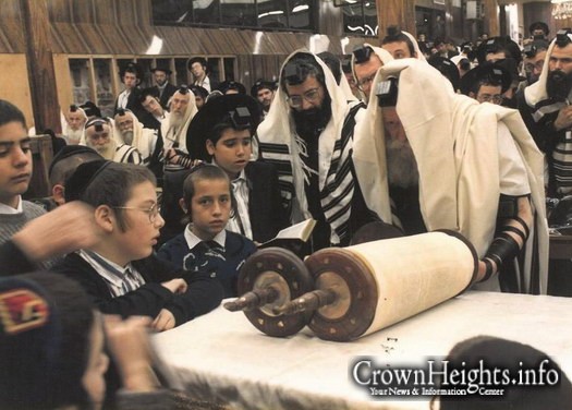 Rabbi Sholom Ber Lipsker's son gets an Aliya with the Rebbe in honor of his Bar Mitzvah in 1989.