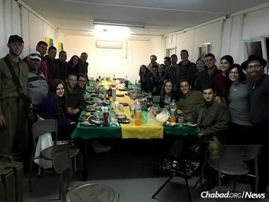 The Chabad student board with soldiers of the Israel Defense Forces in March