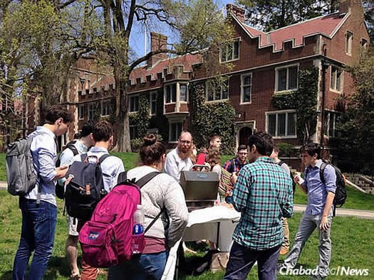 A kosher barbecue lunch-and-learn for Jewish students at the university