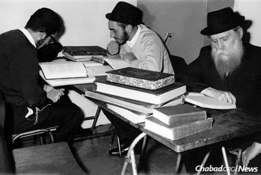 Studying with Reb Zalman at right