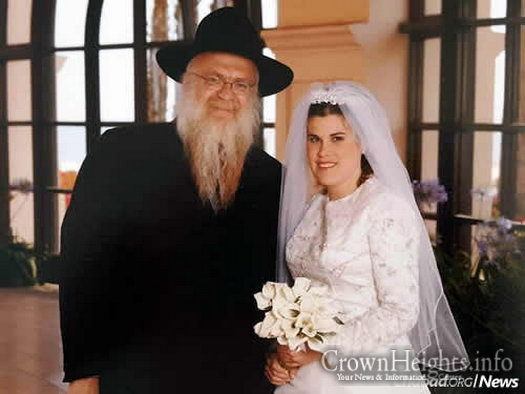 Potash on her wedding day with her father, Chabad-Lubavitch emissary Rabbi Yosef Loschak, who passed away in 2014.