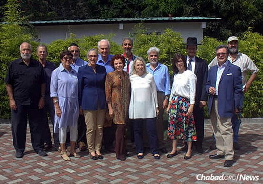 About 100 Jewish families reside in Boquete year-round, with many more “snowbirds” visiting during the winter. Rabbi Yakov and Hana Poliwoda stand second from right.