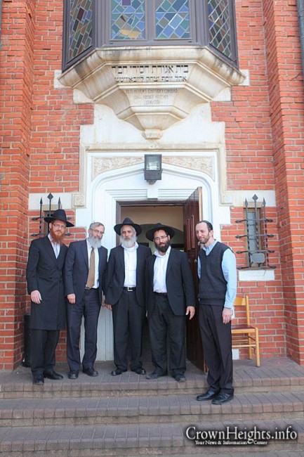 Photos Candidate For Israels Chief Rabbi Visits Kfar Chabad