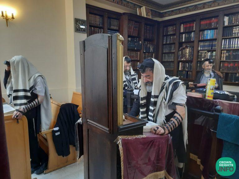 gallery-selichos-and-hataras-nedarim-in-paris-crownheights-info