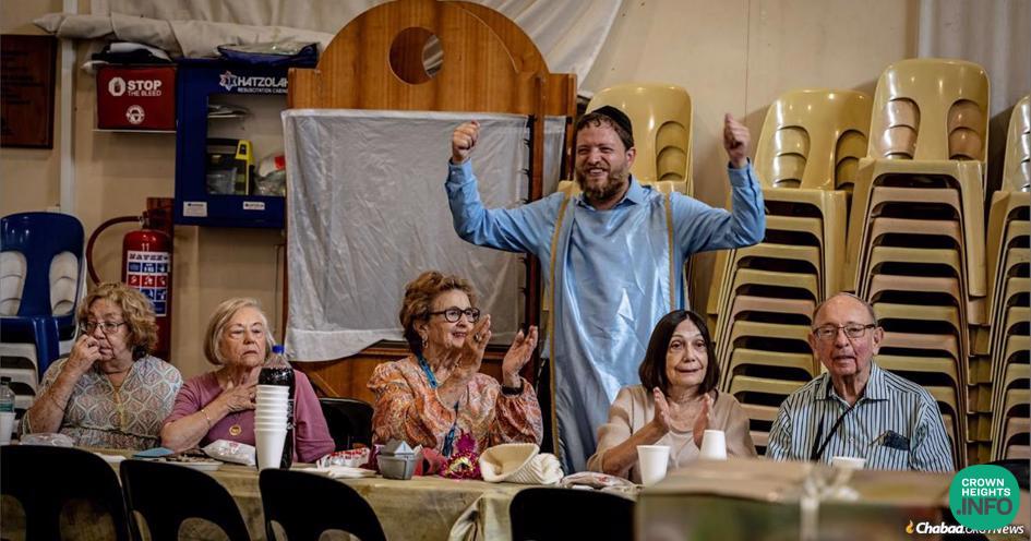 For Some Seniors, It’s Their First Passover Seder in Decades