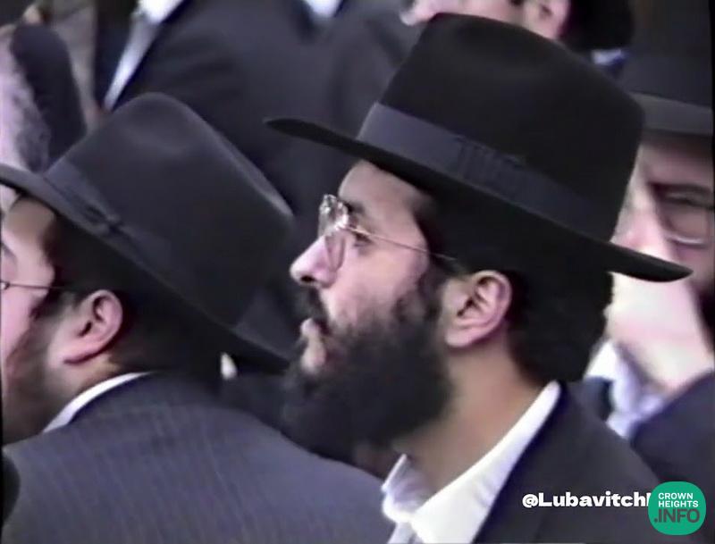Historic: 770 Gathers to Choose New Niggun for the Rebbe’s Kapitel – 6 Nissan...